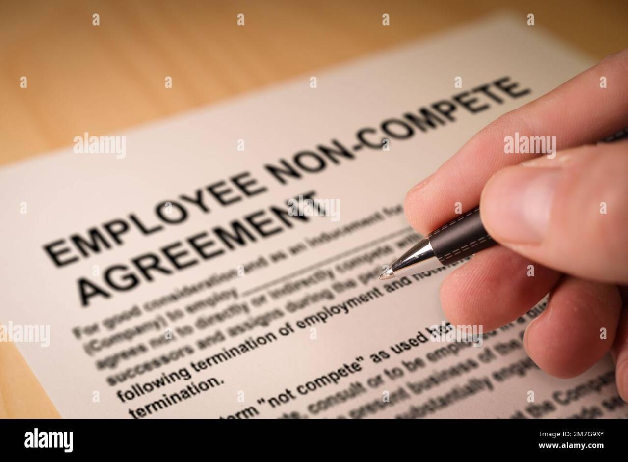 Man signing an employee Non-compete agreement Stock Photo - Alamy